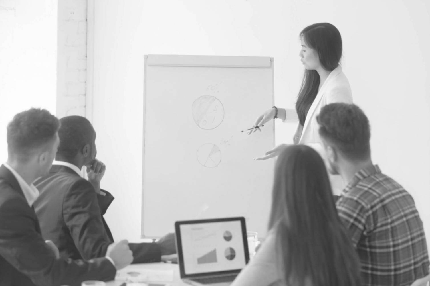 Gráficos y estadísticas financieras desplegadas en escritorio de oficina moderna