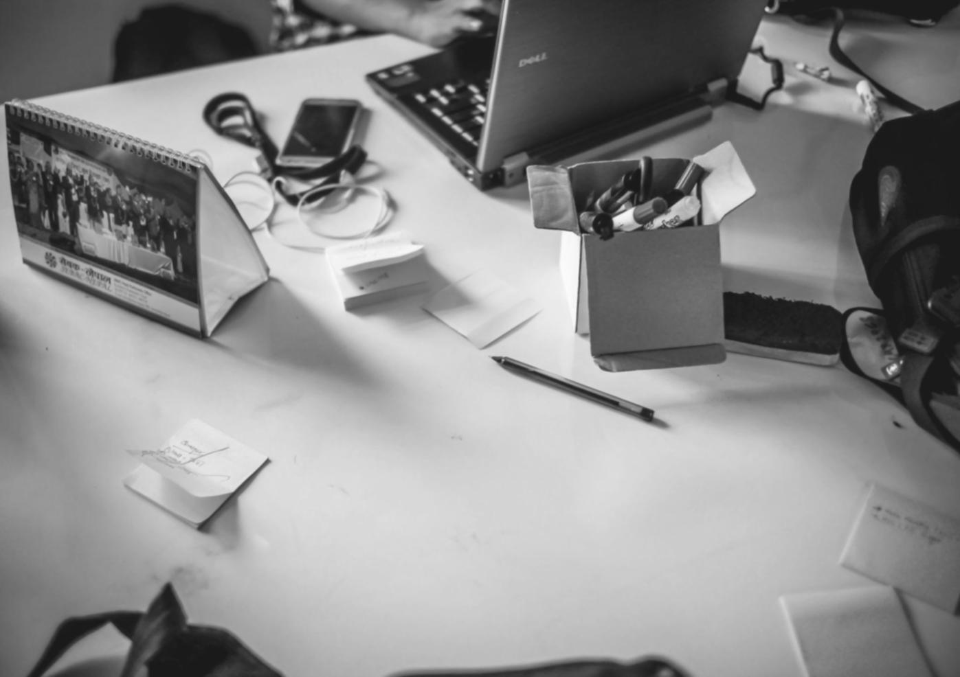 Equipo de profesionales trabajando colaborativamente en análisis financiero