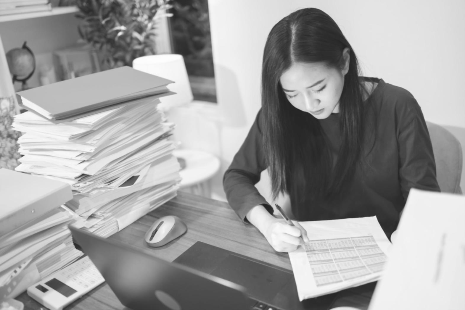 Mesa de trabajo con documentos financieros y calculadora para análisis de proyecciones