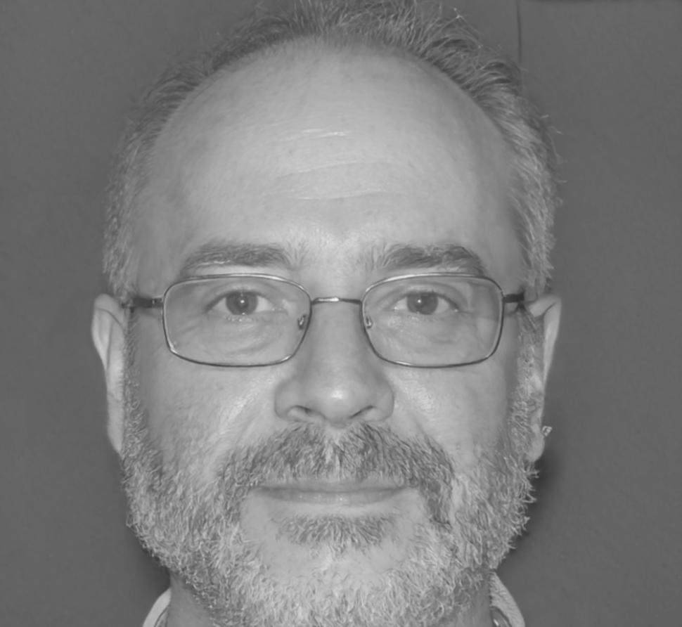 Retrato profesional de Adrián Herrera