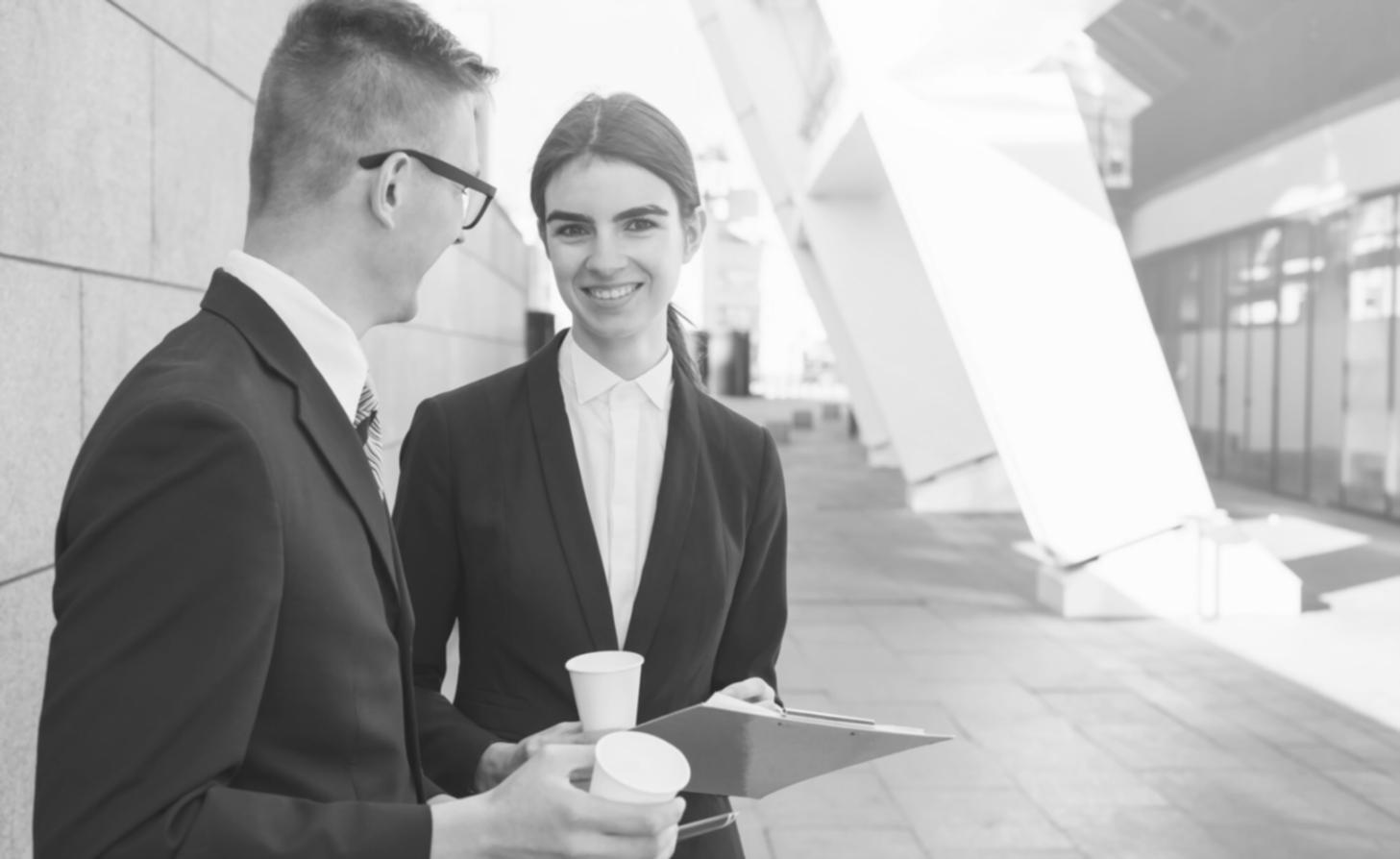 Estudiantes trabajando en proyección financiera avanzada